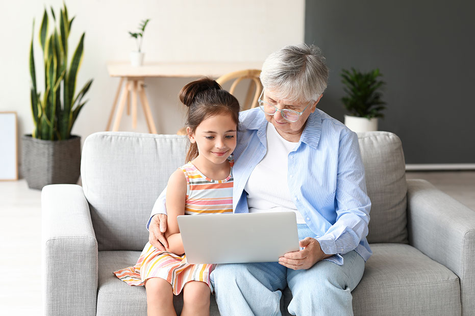 Oma mit Enkelin am Laptop